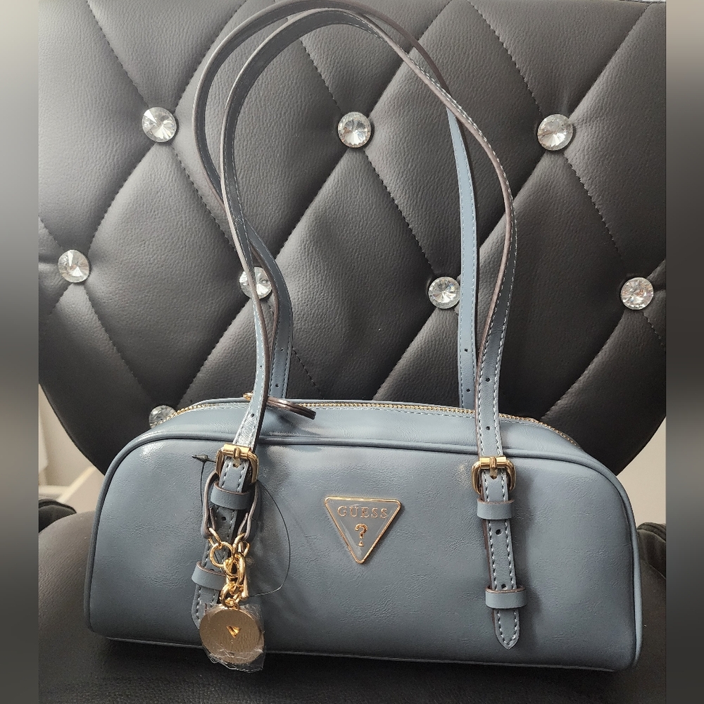 New GUESS Dark Denim SholderBag with gold keychain has two pockets inside - Picture 9 of 11